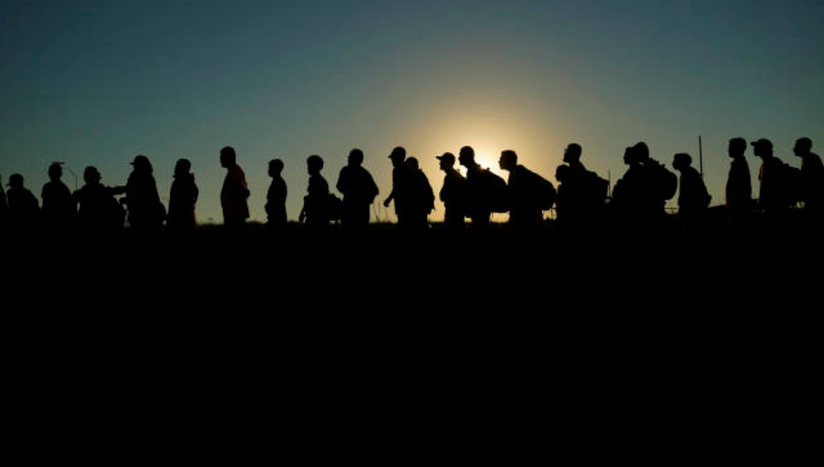 Texas Gov. Greg Abbott escalates border fight by chartering migrant flight to Chicago1